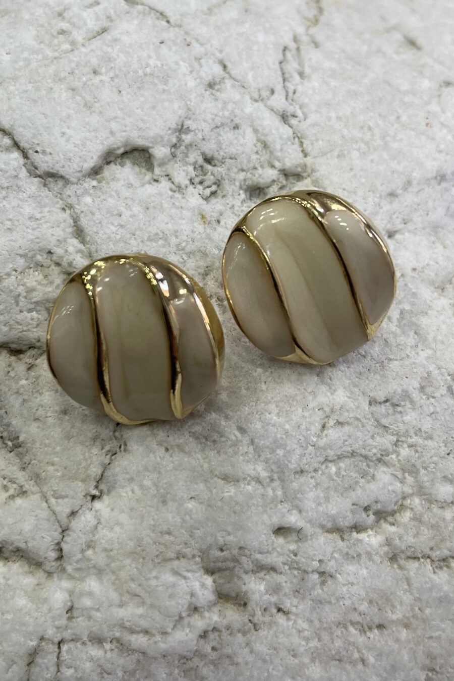 Σκουλαρίκια από ατσάλι με σχήμα κουμπιού