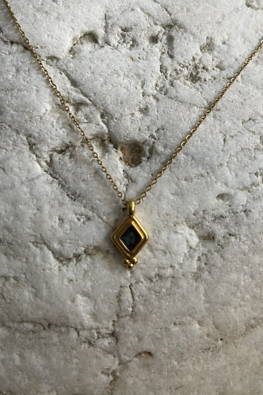 ατσάλινο κολιέ σε σχήμα ρόμβου