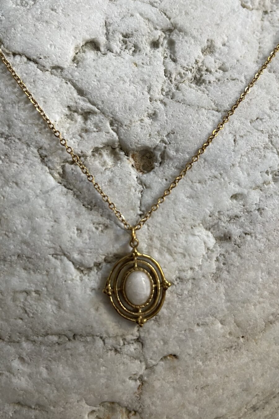 ατσάλινο κολιέ με λευκή πέτρα