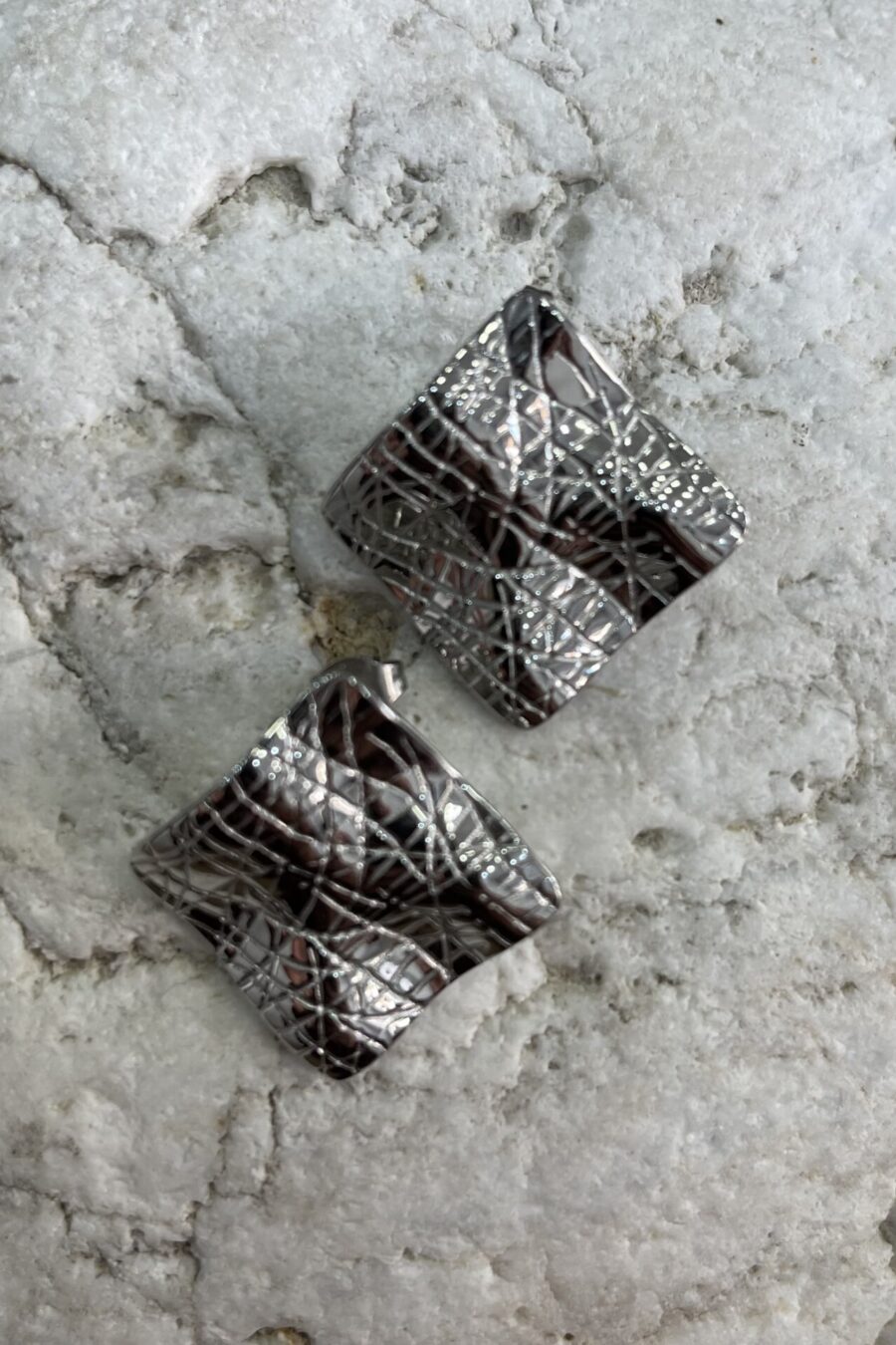 Σκουλαρίκια τετράγωνα ανάγλυφα