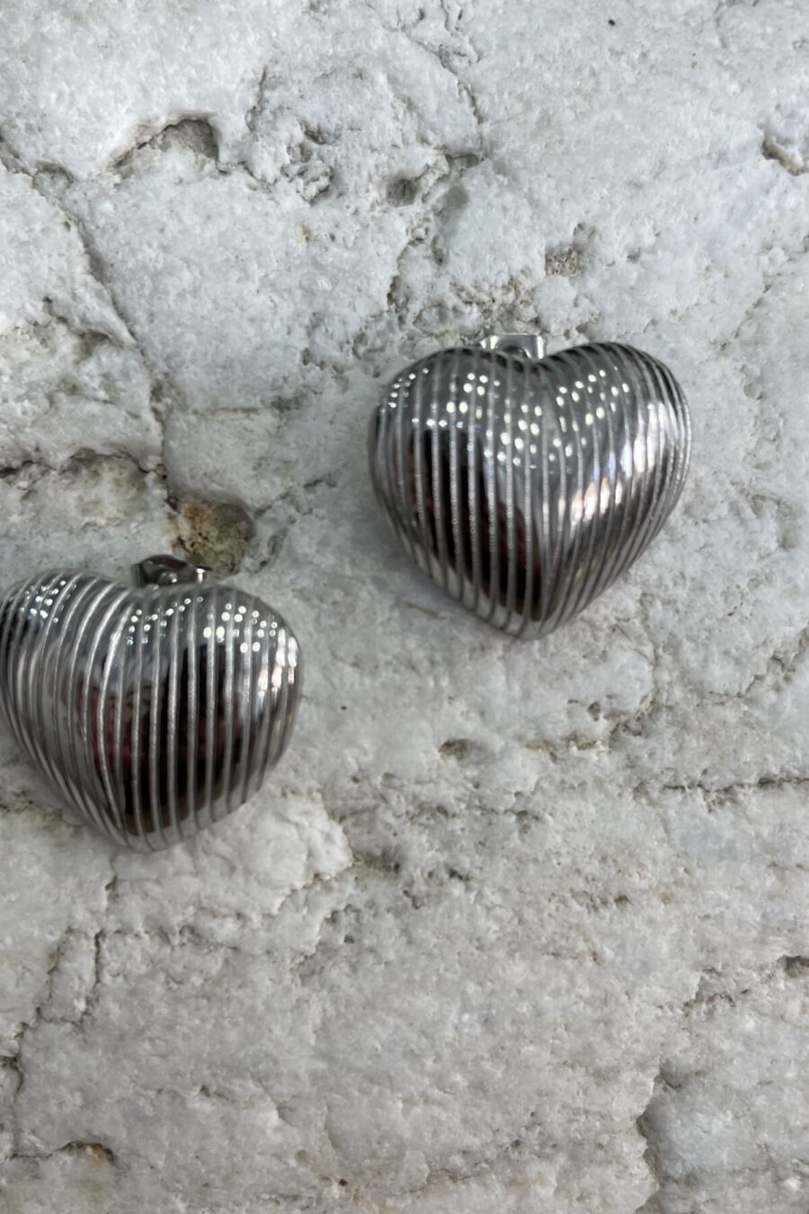 Σκουλαρίκια καρδιά με όψη ριγέ