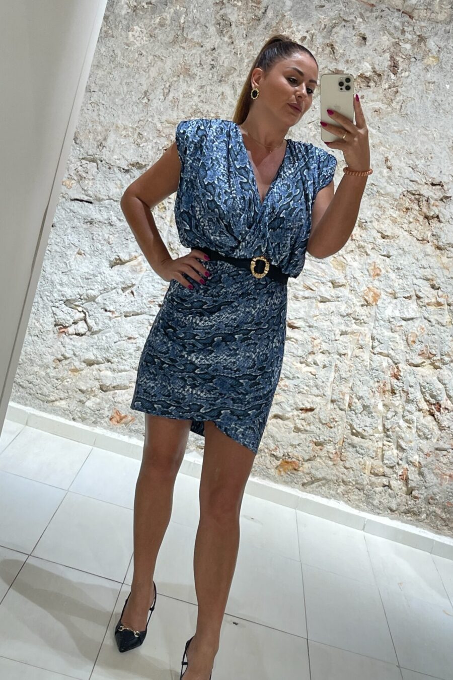 Φόρεμα σε σατέν όψη με βάτες We Coss - 2036