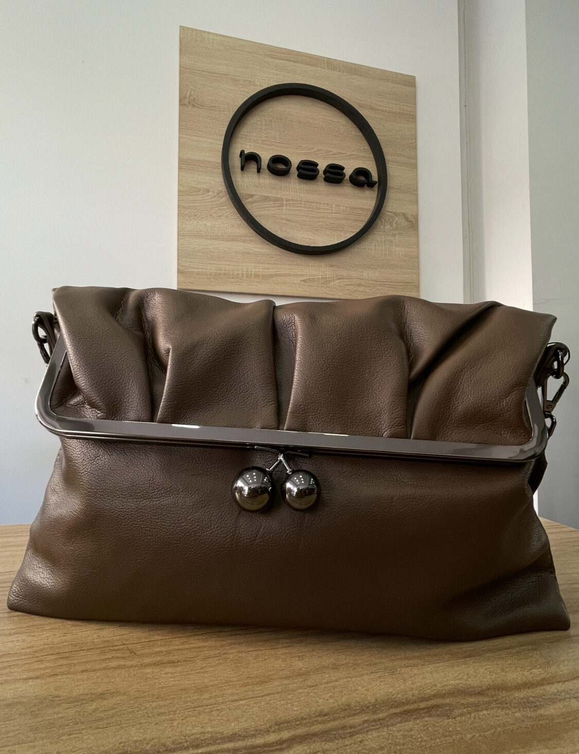 Τσάντα χειρός με μεταλλικά στοιχεία γκρι - Image 4