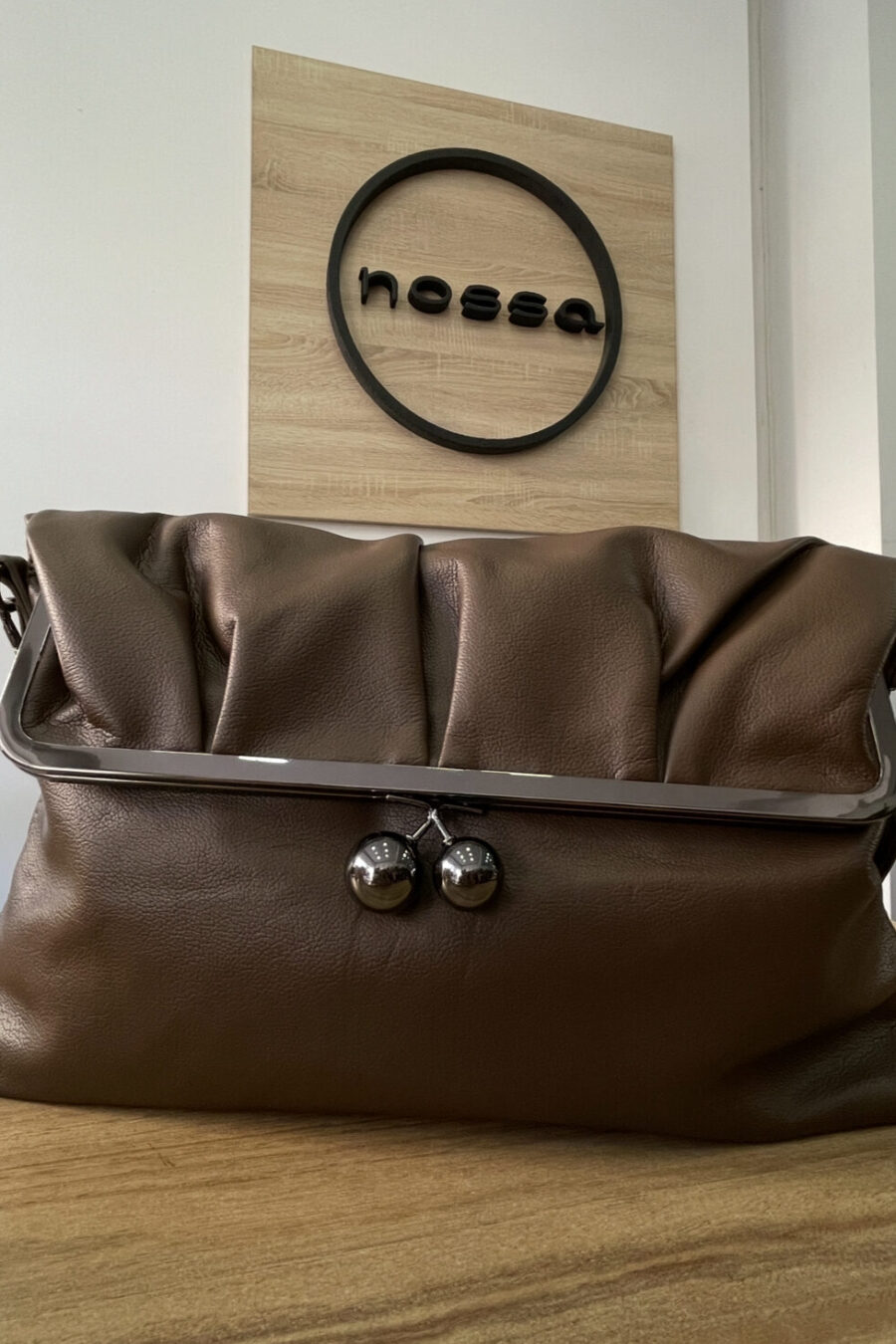 Τσάντα χειρός με μεταλλικά στοιχεία γκρι