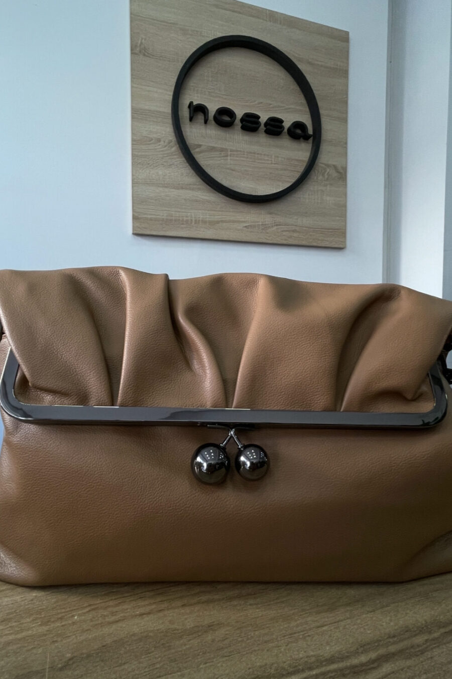 Τσάντα χειρός με μεταλλικά στοιχεία γκρι