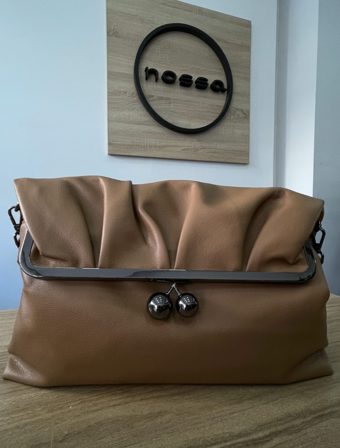 Τσάντα χειρός με μεταλλικά στοιχεία γκρι