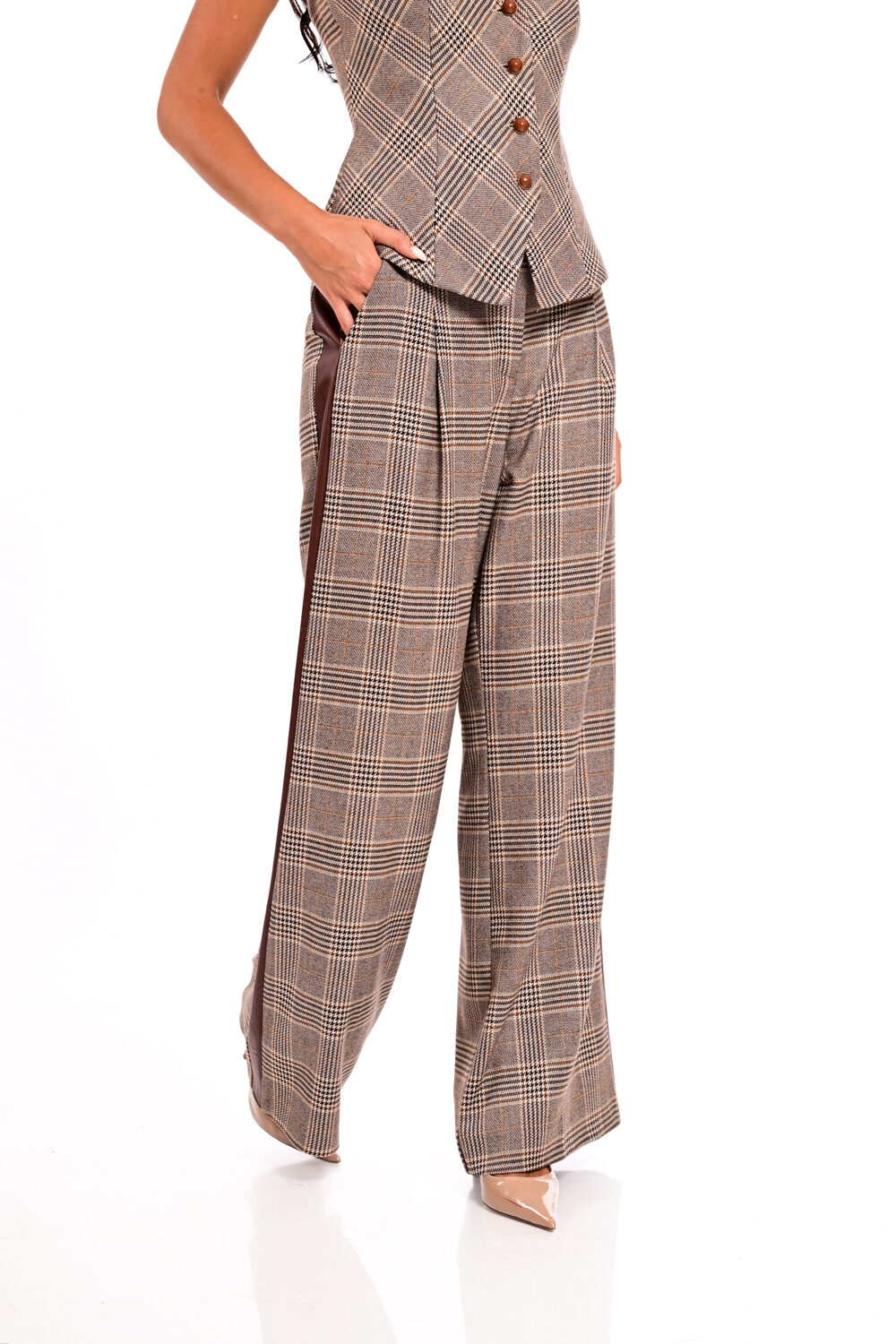 Παντελόνα καρό με κάμελ ρίγα στο πλάι - We Coss 1010