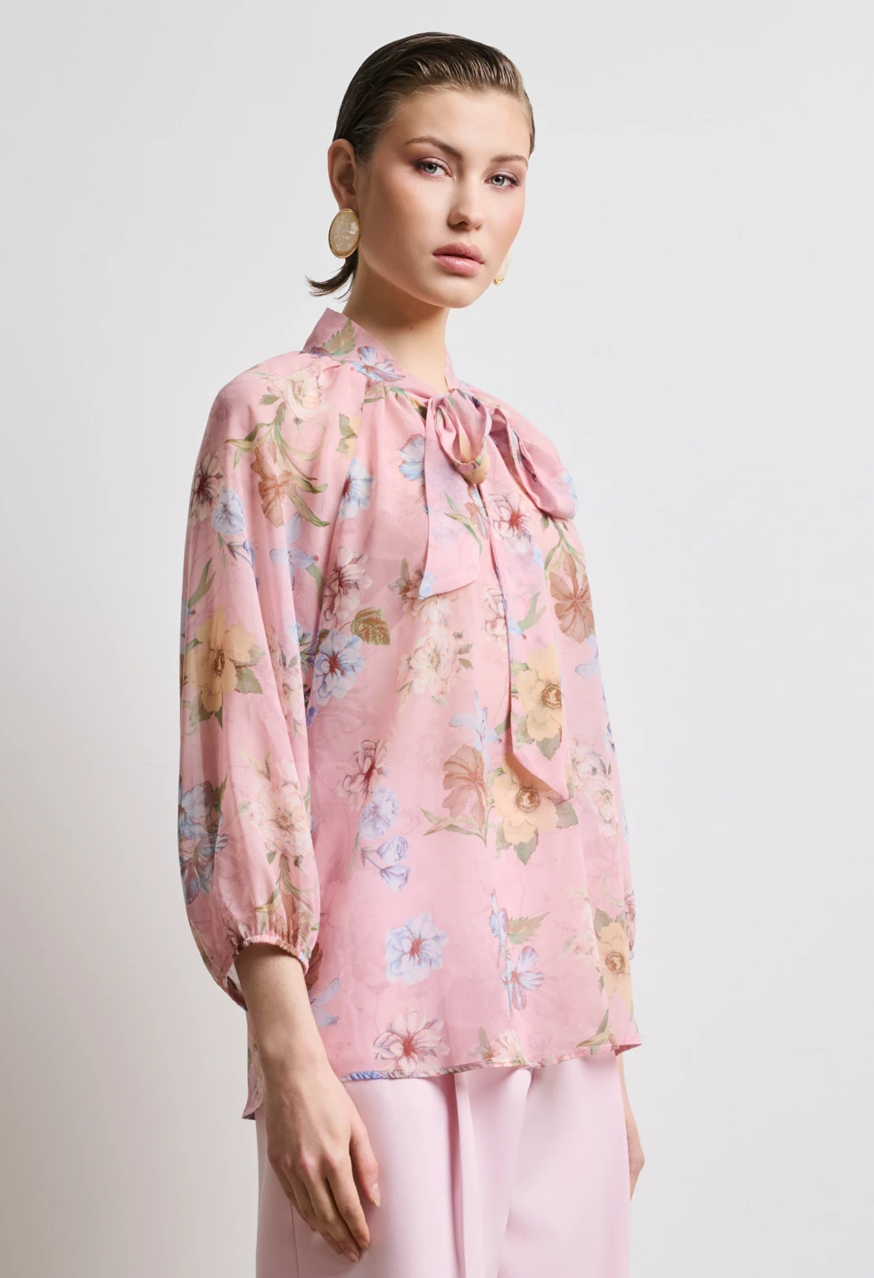 Μπλούζα floral με δέσιμο στο λαιμό Desiree - 1744016 - Image 2